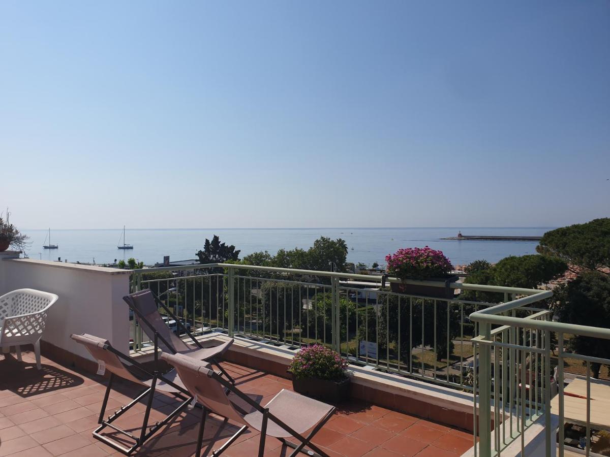 Reale Apartments Terracina Bagian luar foto